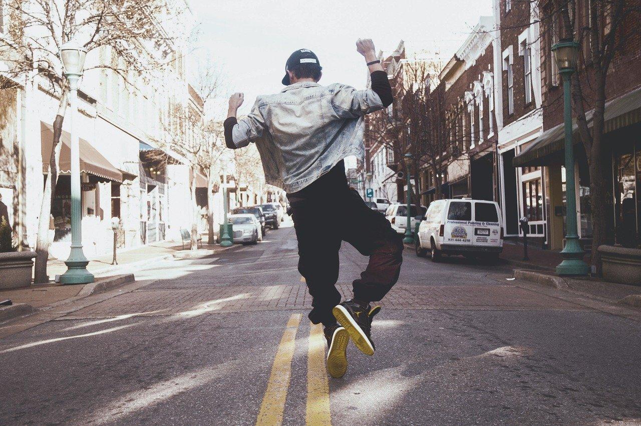 Un hombre saltando en patineta en la calle

Descripción generada automáticamente